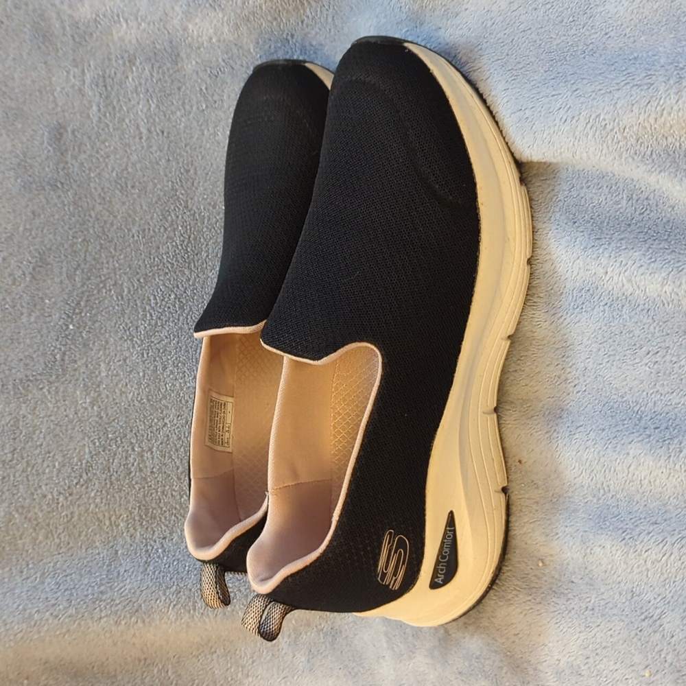 Sketchers Arch Comfort Slip On Walking Shoes